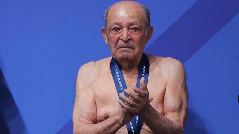 El iraní Taghi Asgari, de 100 años, nadó y recibió una medalla simbólica en el Mundial de Natación