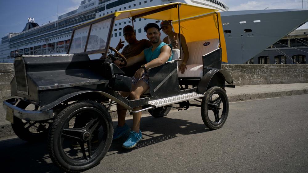 Jóvenes cubanos construyen un Ford que avanza con pedales