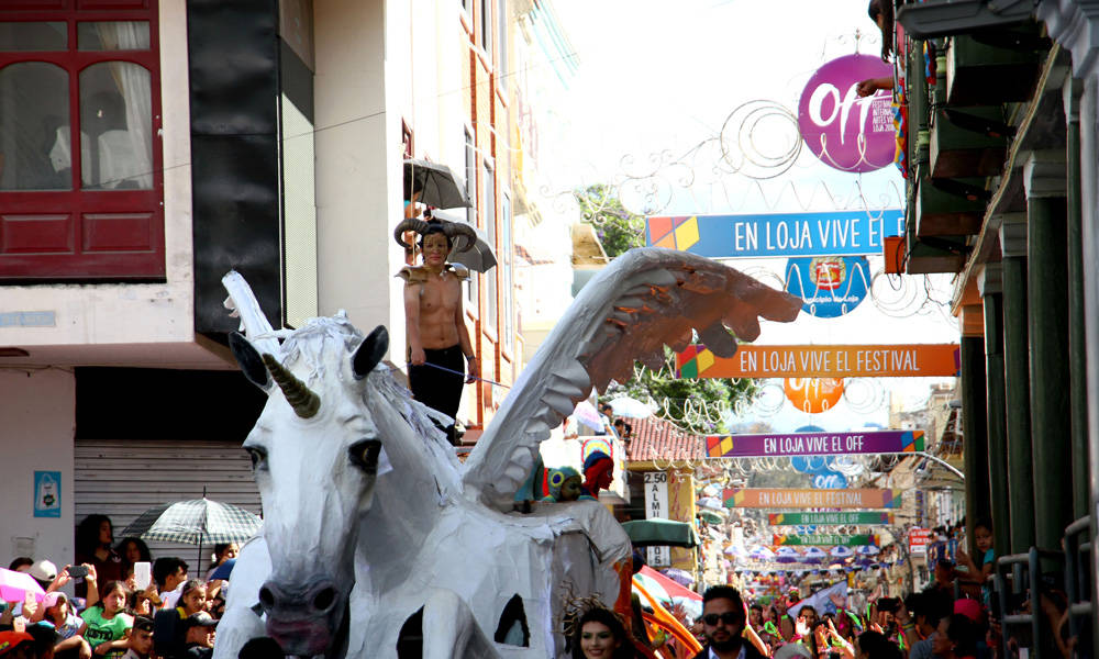 Colorido desfile celebra a Loja y su cultura