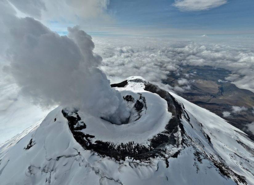 Volcán Cotopaxi, ubicado a 45 kilómetros al sureste de Quito.