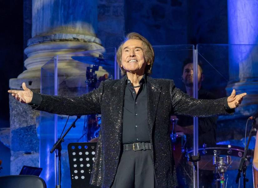 Raphael en el Teatro Romano de Mérida. Raphael en el Teatro Romano de Mérida.