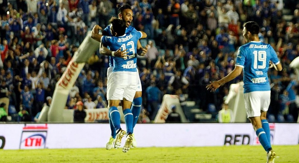 Ángel Mena hizo un golazo en empate de Cruz Azul ante Santos Laguna