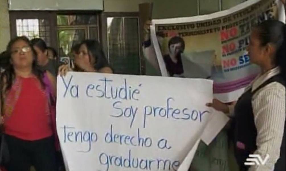 Egresados de U. de Guayaquil protestan por cambios en proceso de graduación