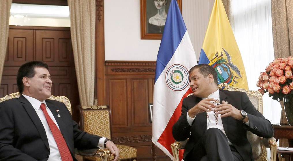 Bandera de Paraguay estuvo al revés en la visita de Horacio Cartes a Ecuador