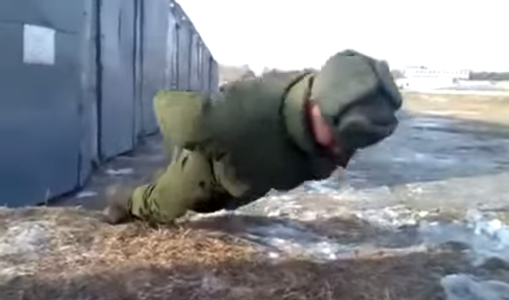 Soldado ruso hace flexiones de pecho sin usar sus brazos