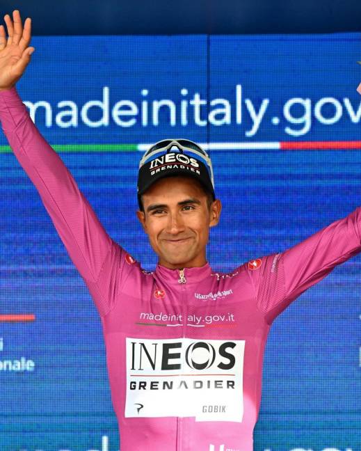 El ecuatoriano Jhonatan Nárvaez (Ineos Grenadiers) celebra la victoria de la primera etapa del Giro de Italia 2024, un recorrido de 140 kilómetros entre Venaria Reale y Turín.