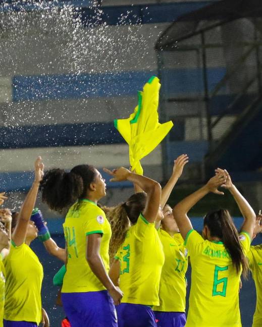 Jugadoras de Brasil celebran su décimo título del Sudamericano Sub 20