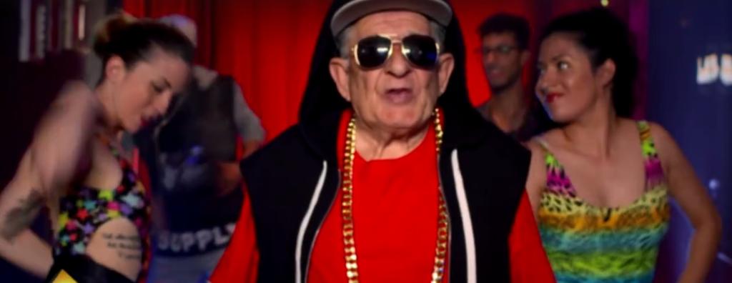 Abuelo de 92 años enseña a componer éxitos de reggaetón en 30 segundos