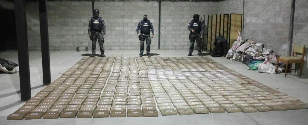 Policía decomisa 823 kilos de cocaína enterrados en sacos en playa de Manta