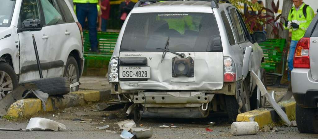Vehículo explota en la Universidad de Guayaquil