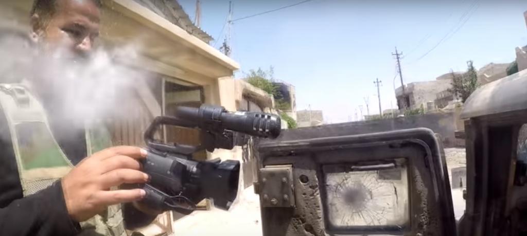 Camarógrafo se salva milagrosamente de disparo de ISIS