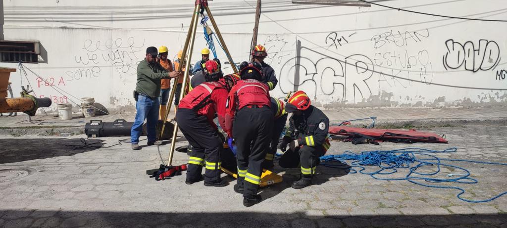 Quito: un hombre cayó al fondo de una alcantarilla de 10 metros de profundidad