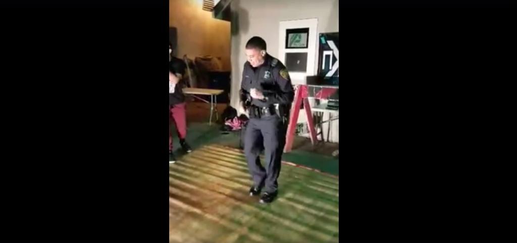 EE.UU.: policía atiende denuncia, pero termina dando clases de salsa