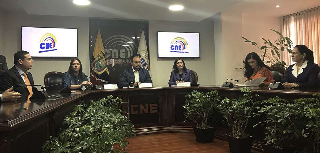 Lenín Moreno envía decretos para consulta popular al Consejo Nacional Electoral