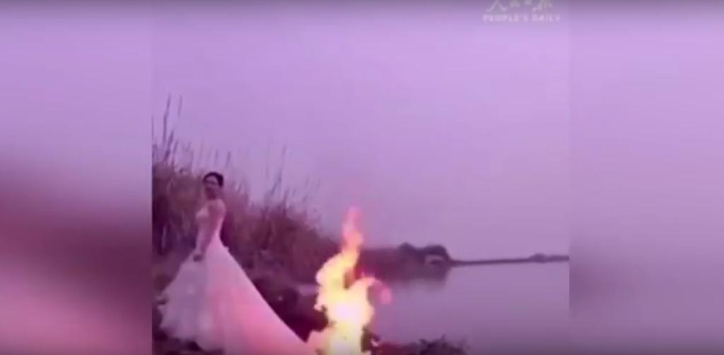 Novia se fotografía con su traje en llamas