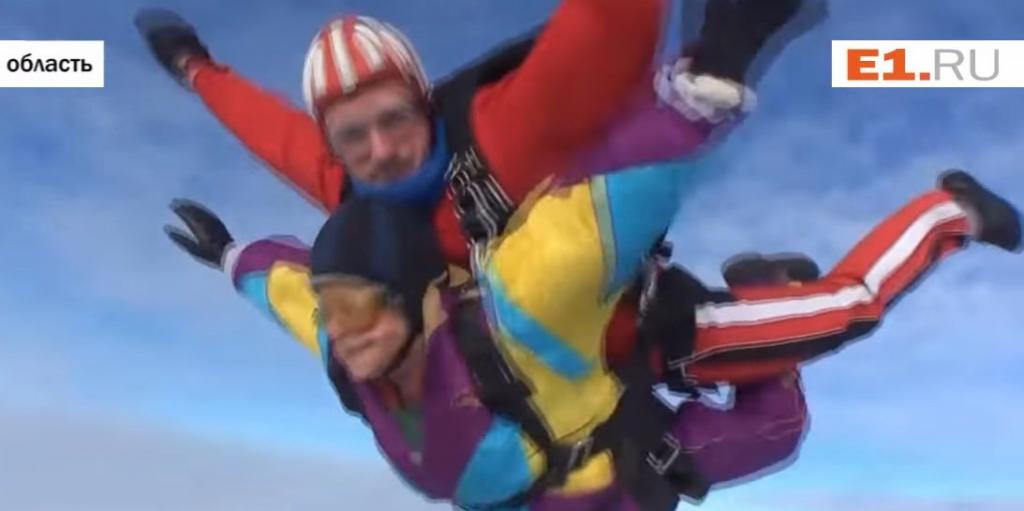 El sensacional salto en paracaídas de una mujer rusa de 80 años