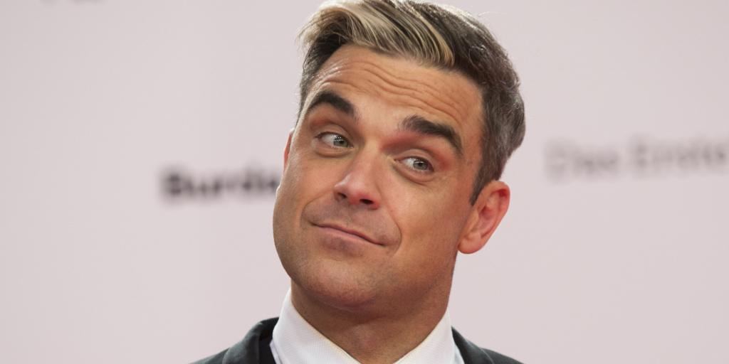 Robbie Williams se limpia las manos luego de saludar a sus fans