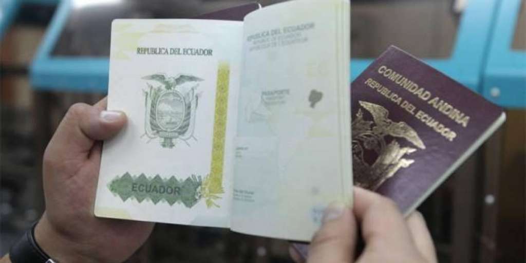 Detienen a extranjero con documentos falsos en Quito