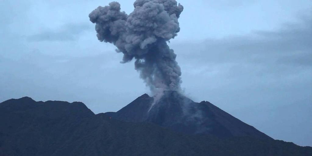 Volcán Reventador emana una columna de ceniza de hasta 700 metros de altura