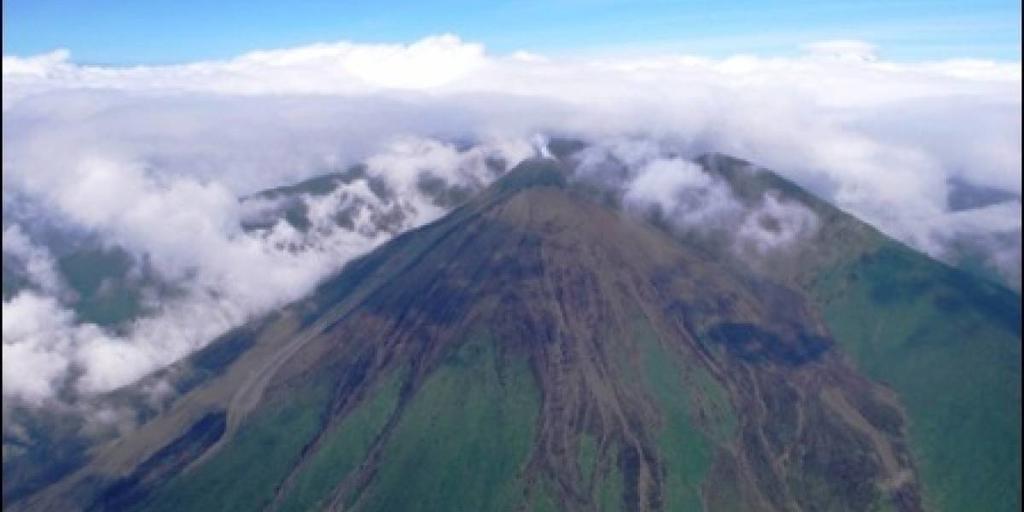 Volcán Reventador mantiene actividad alta, informa el Instituto Geofísico