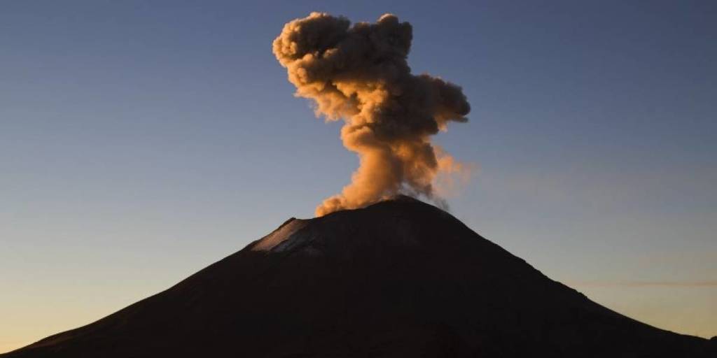 Volcán Popocatépetl despierta y lanza cenizas en el centro de México