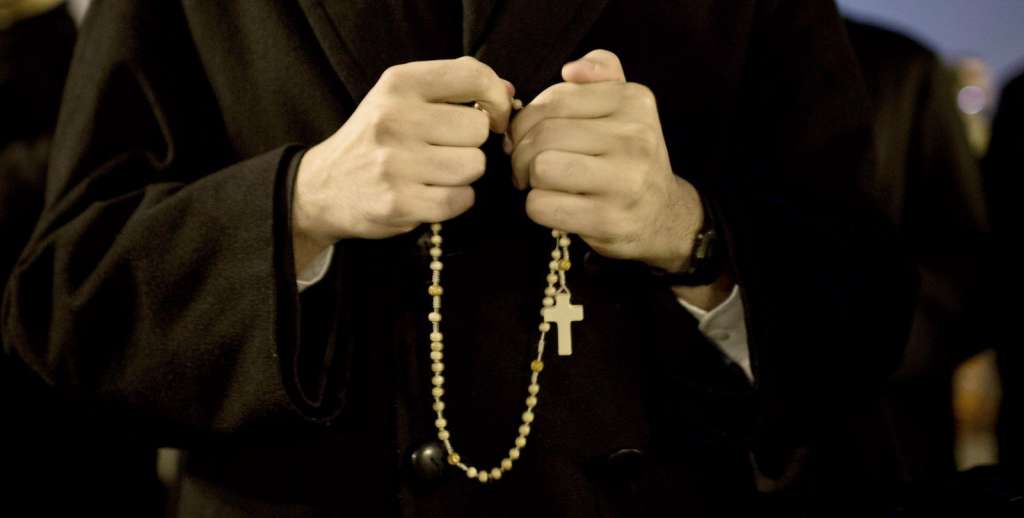Vaticano: sacerdote será encausado por abuso sexual
