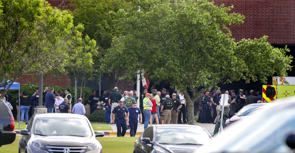 EE.UU.: 10 muertos por tiroteo en una escuela de Texas
