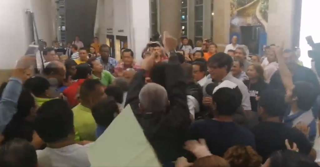 Choques entre simpatizantes y detractores de Correa en aeropuerto de Guayaquil