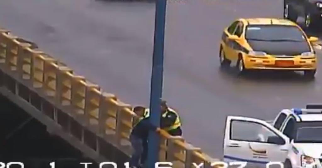 Socorristas impidieron que persona salte de un puente en Quito