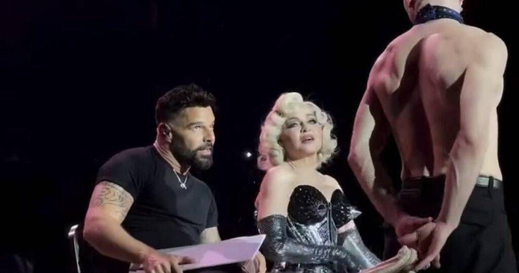 La escandalosa escena subida de tono de Ricky Martin con un bailarín de Madonna en pleno concierto se viraliza