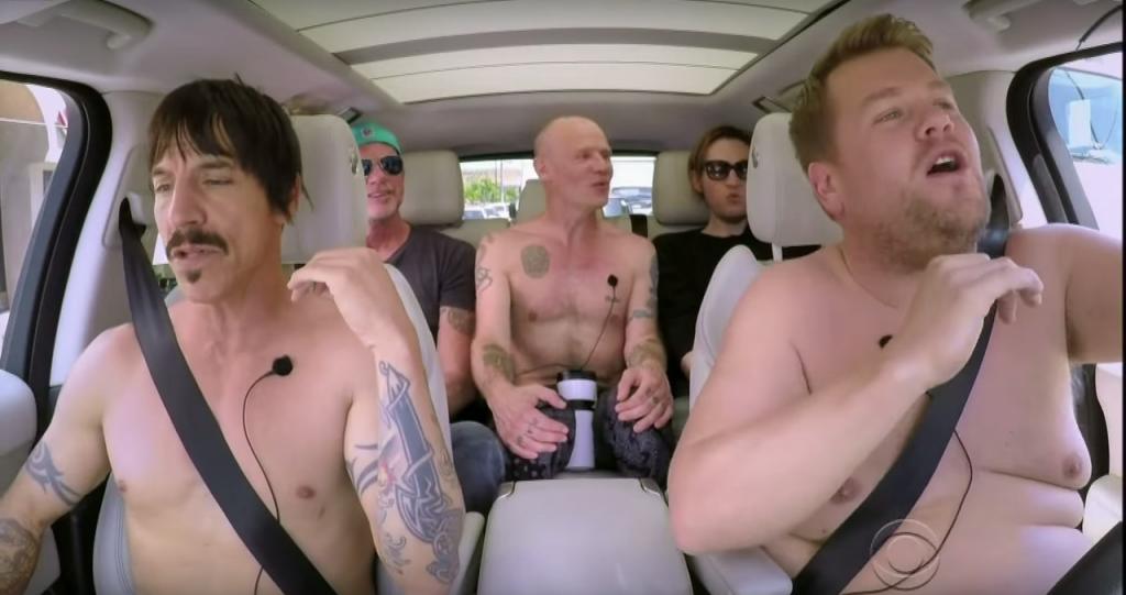 Los Red Hot Chili Peppers se desnudaron en el auto de James Corden