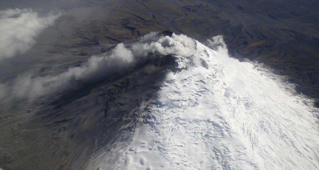 Autoridades reportan nueva emisión de ceniza de volcán Cotopaxi