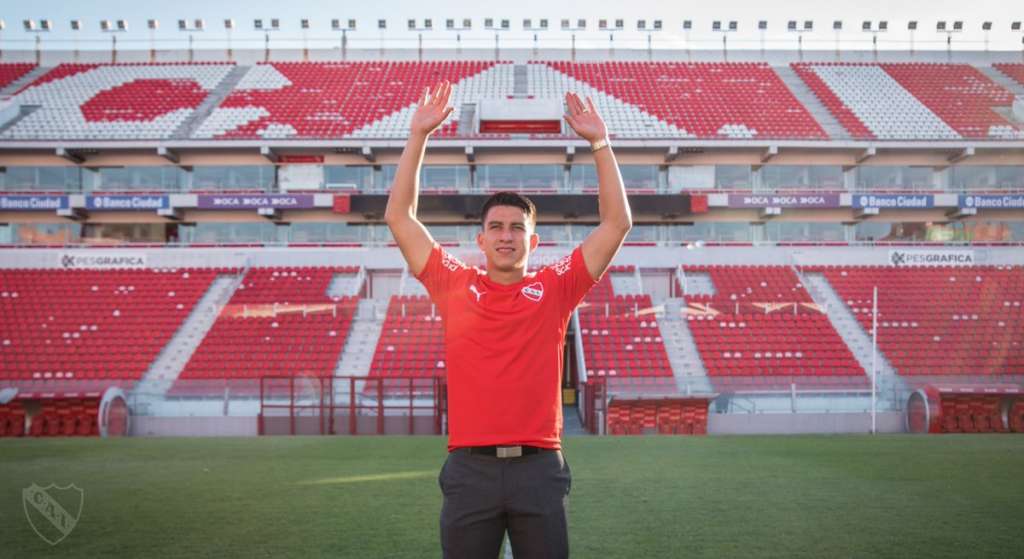 Fernando Gaibor ya posa con la camiseta de Independiente de Avellaneda