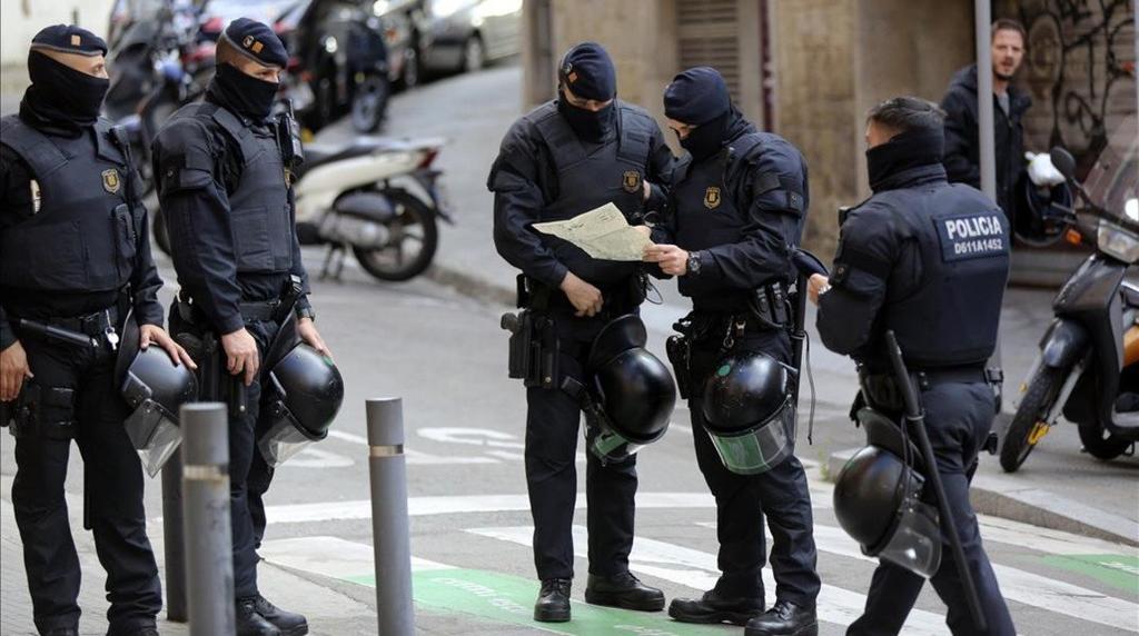 Policía Española abate a cuatro presuntos terroristas tras atentado en el sur de Barcelona