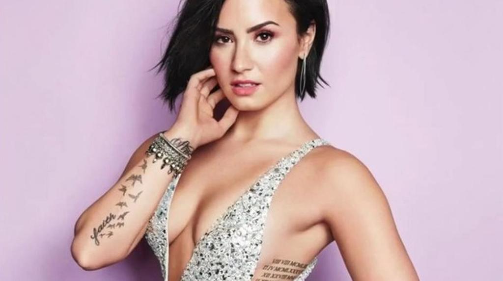 Demi Lovato, despampanante al mostrar osado escote