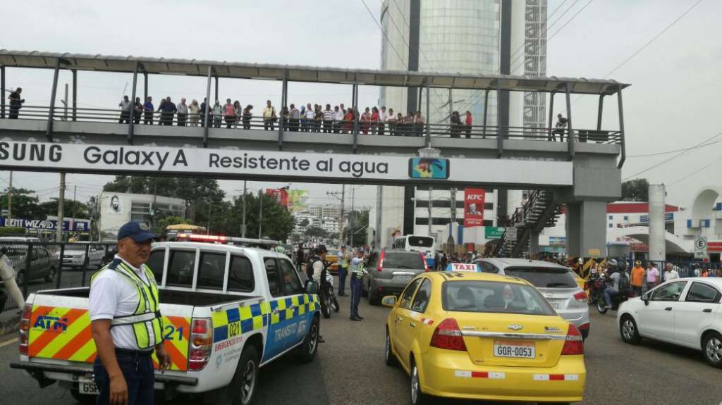 Mujer conmociona a ciudadanía tras caer de paso peatonal en Guayaquil