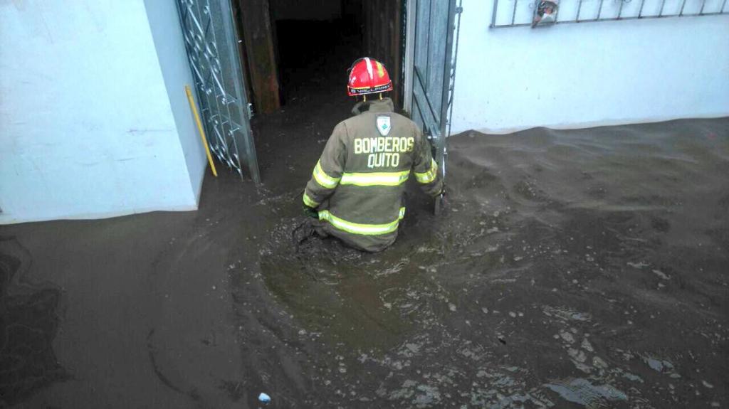 Cinco viviendas inundadas en el sector San Carlos de Quito por lluvias
