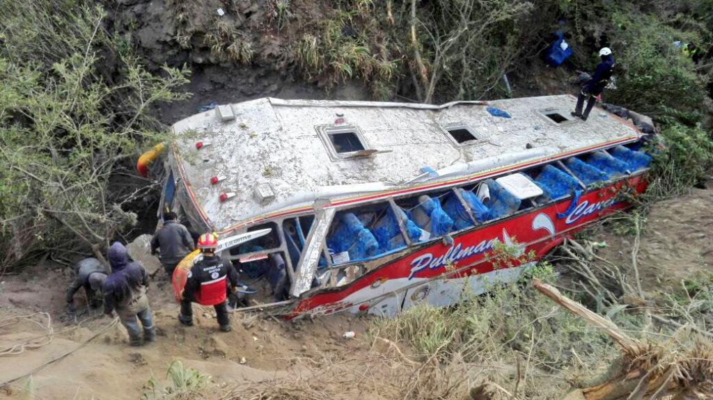 14 fallecidos y 19 heridos en accidente de bus interprovincial en Quito