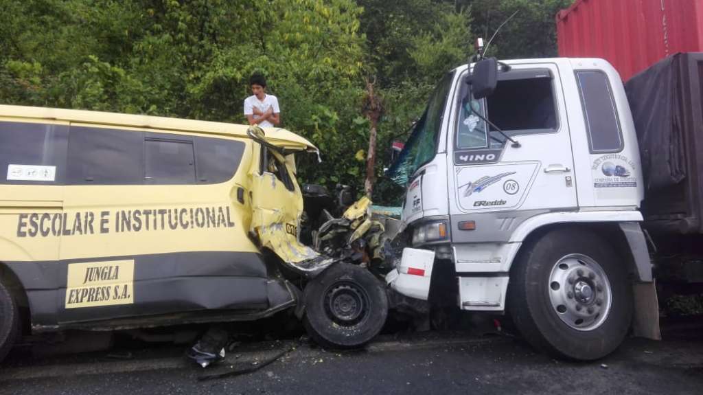 Dos muertos en accidente en la vía Alóag - Santo Domingo