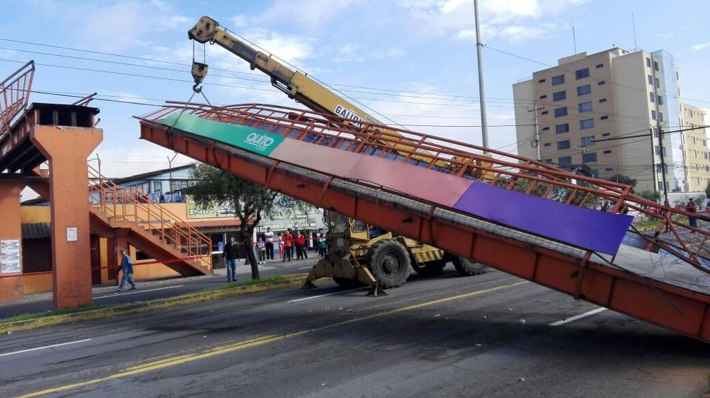 Se habilitó un carril de la Av. Galo Plaza en Quito tras colapso de puente