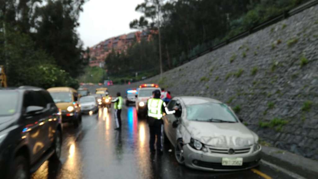 Accidente vial provoca cierre de av. Mariscal Sucre en Quito