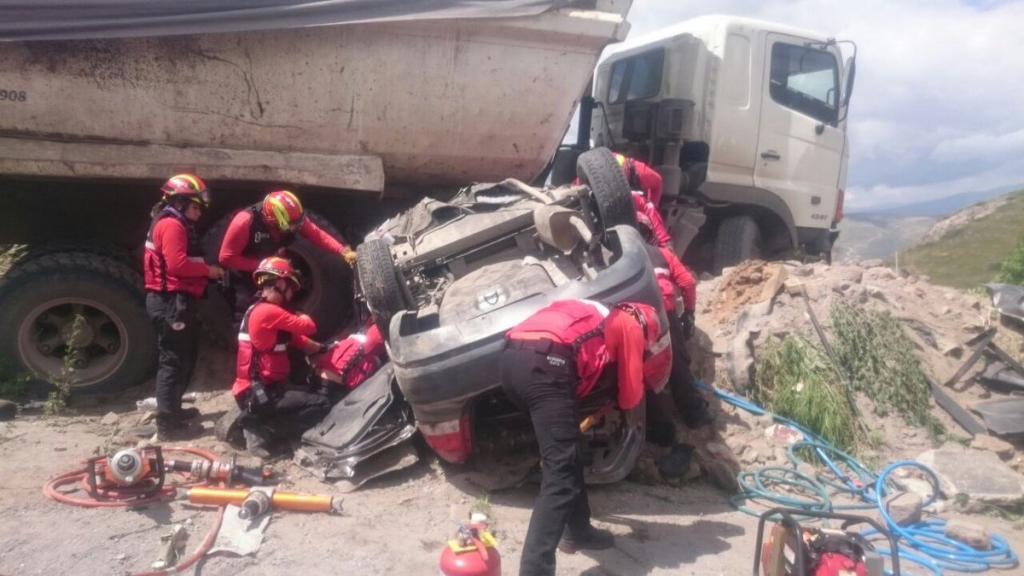 Seis personas mueren tras choque entre auto y volqueta en sector Tanlahua
