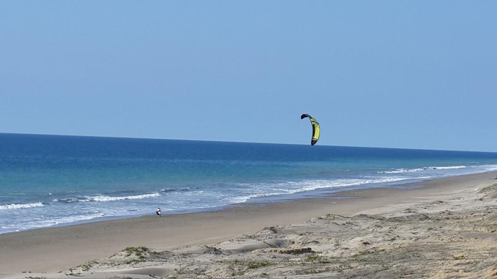 Santa Marianita, la playa donde los surfistas se elevan por el aire