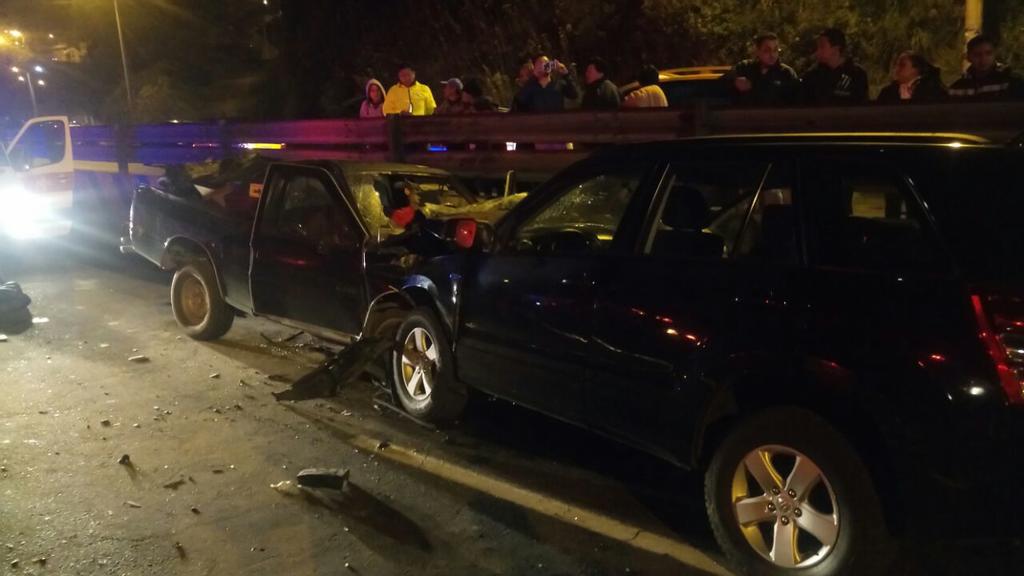 Choque de dos vehículos en autopista de Quito deja 1 fallecido y 3 heridos
