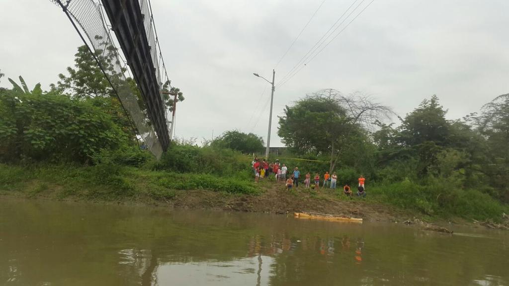 Colapso de puente peatonal en Tosagua, Manabí, deja 29 personas heridas