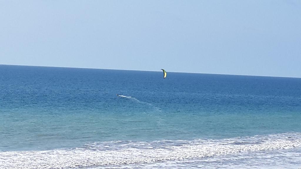 Santa Marianita, la playa donde los surfistas se elevan por el aire