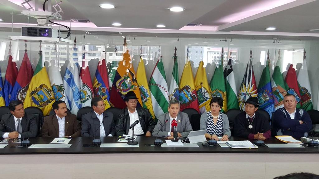 Prefectos piden reunión con Correa por deuda con entes seccionales