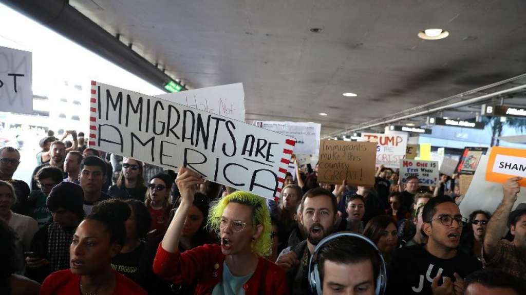 Corte Suprema de EE.UU. examinará decreto migratorio de Trump