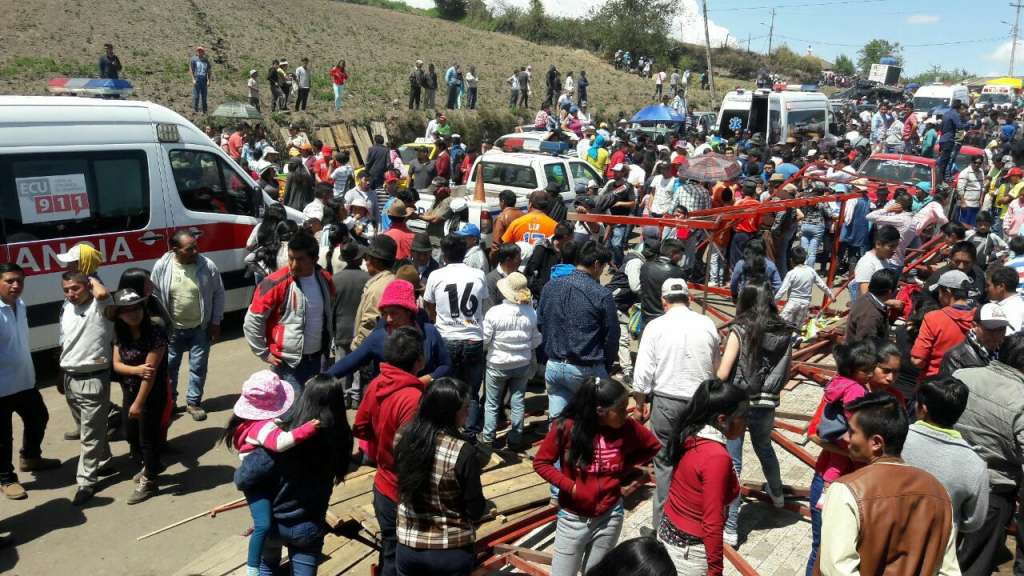 Reportan tres muertos por colapso de graderío metálico en Tisaleo-Tungurahua