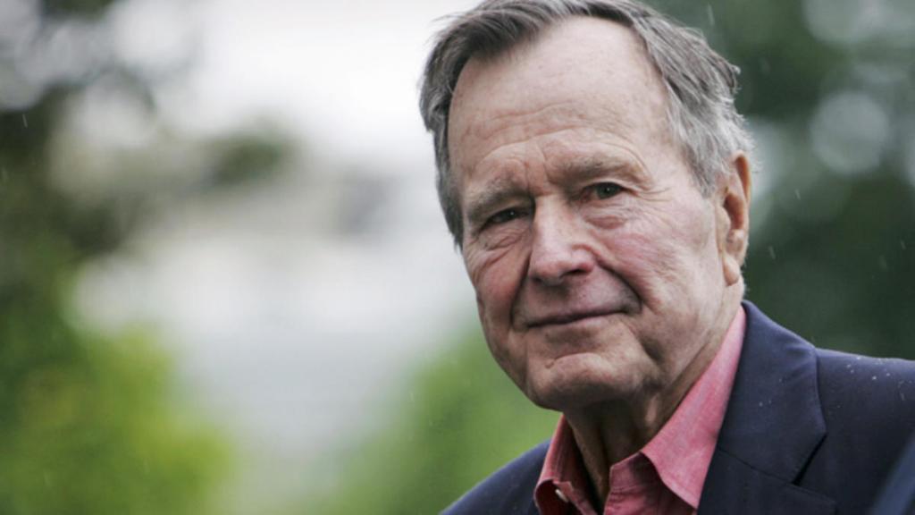Expresidente George H.W. Bush sigue hospitalizado en Texas